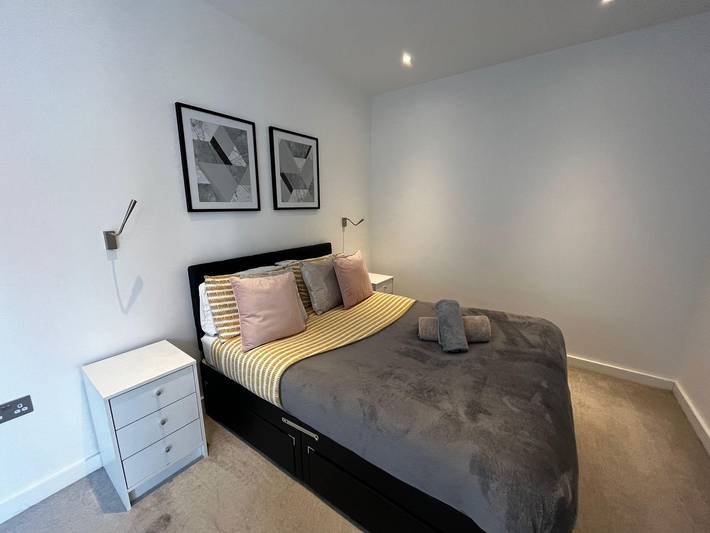 Entire holiday apartment, Grosvenor Rd - 2-Bedrooms - Sleeps 5 - Parking in Hertfordshire