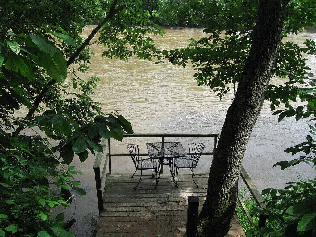 Vintage River Cabin, Log, Riverfront, Kamin, Dock, Whirlpool, Oberlichter, Charme in Page County