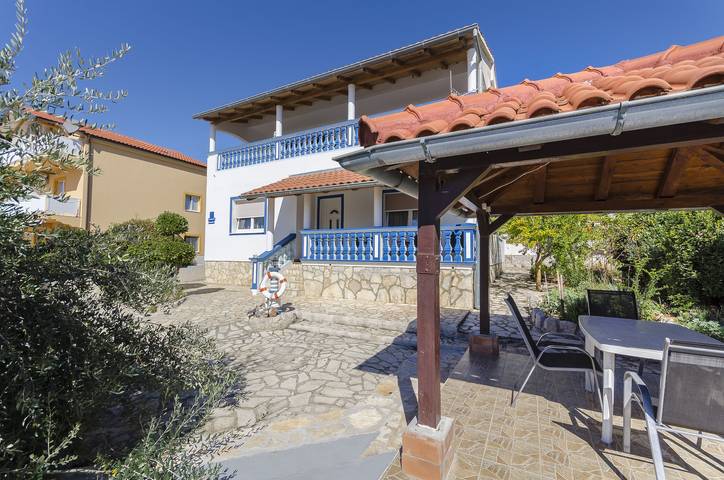 Ferienwohnung für 2 Personen, mit Balkon und Terrasse sowie Garten und Ausblick in Jezera