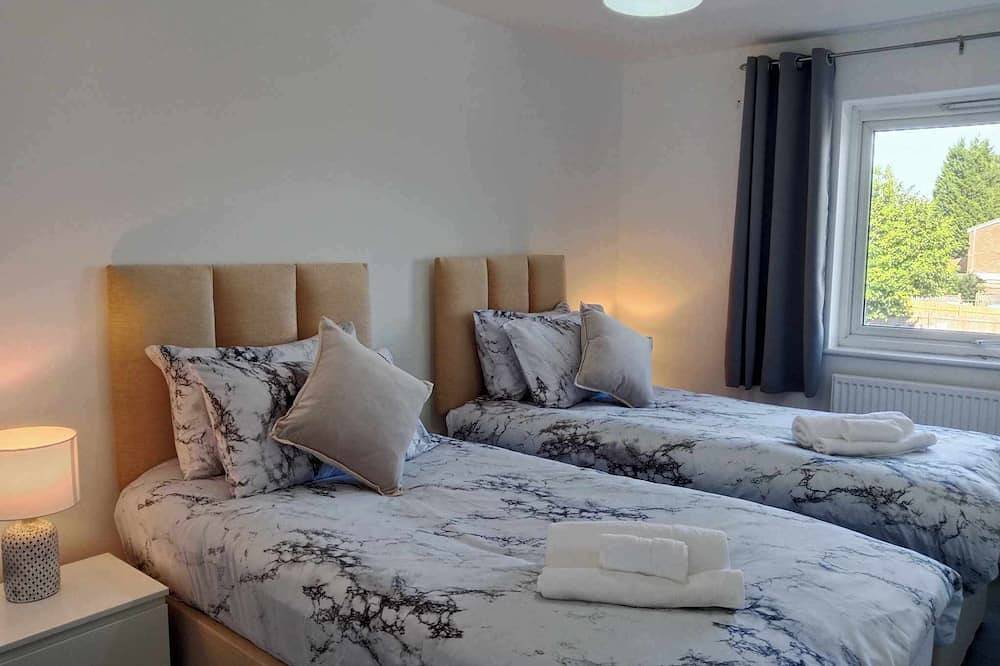 Spacious Monmouth House in Aylesbury: Ideal for Professionals and Large families in Aylesbury, Buckinghamshire