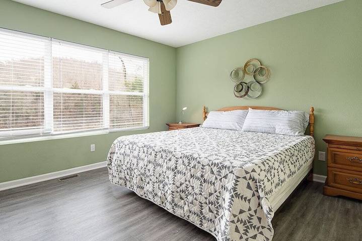 Vacation house for 30 people, with hot tub and balcony in Norris Lake