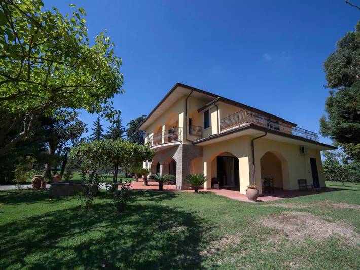 Casa vacanza per 14 persone, con giardino e piscina nonché terrazza, adatto a famiglie con bambini in Cilento