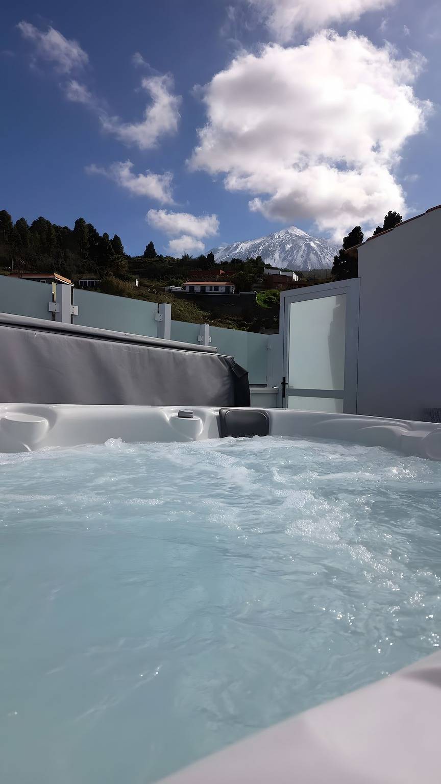Apartamento entero, Casa de vacaciones "Ático Miranda" con bañera de hidromasaje, vistas al Teide y Wi-Fi in Las Lajas, Icod de los Vinos