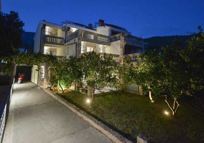 Apartament wakacyjny dla 2 osób, z ogród i balkon oraz widok w Budva