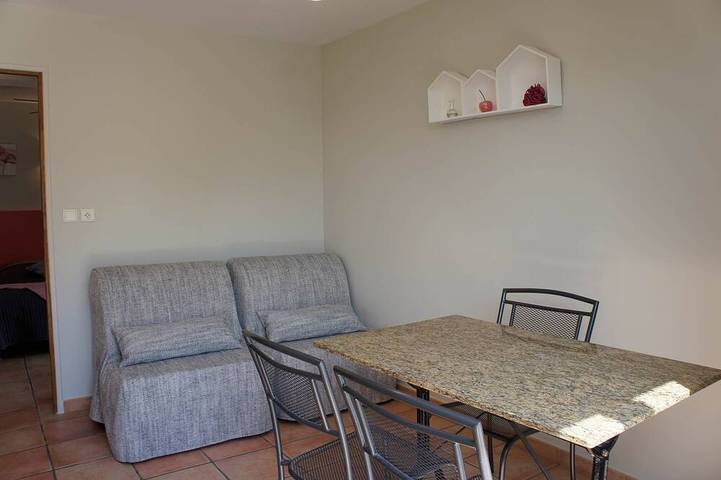 Comfort room with kitchen lounge in the heart of Vaucluse. in Loriol-du-Comtat, Vaucluse