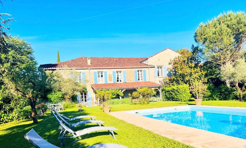 Chambre d’hôte pour 14 personnes, avec jardin ainsi que jacuzzi et piscine à Mercuès