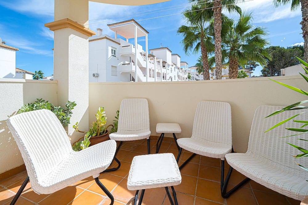 Apartamento entero, Apartamento 'Villamartin' con piscina compartida, Wi-Fi y aire acondicionado in Monte Golf, Orihuela