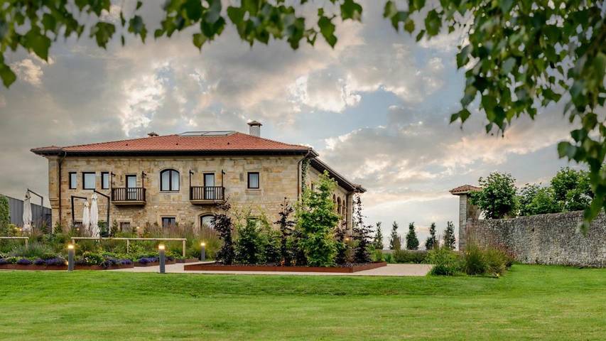 Apartamento para 3 personas, con piscina y sauna además de jardín y vistas en Colunga