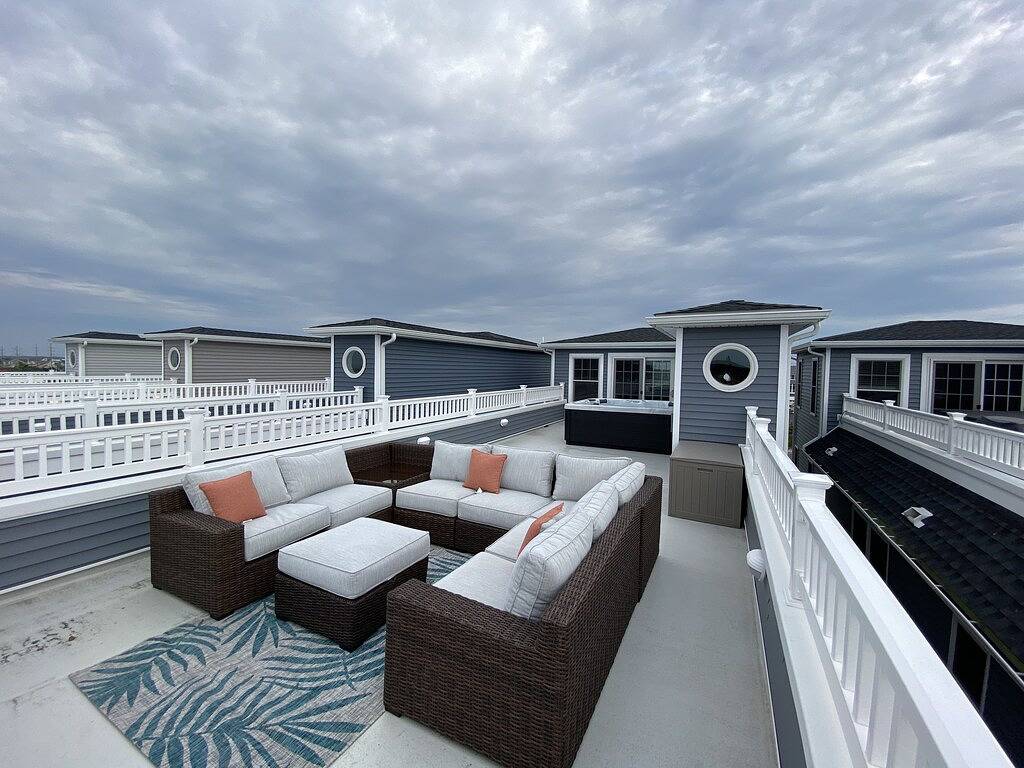 Luxury Multi Floor Single Family with Roof Deck & Hot Tub 4/5 Bedrooms 3.5 Baths in Toms River, Ocean County