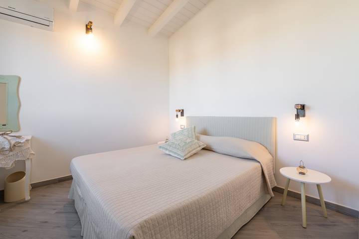 Moon – Double Room with Private Bathroom in Quartu Sant'Elena, Campidano