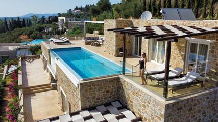 Cottage pour 6 personnes, avec vue ainsi que jardin et piscine, animaux acceptés dans Gialova