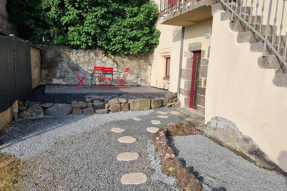 Entire apartment, Studio Voute Atypique in Murol, Volcans d'Auvergne Regional Nature Park