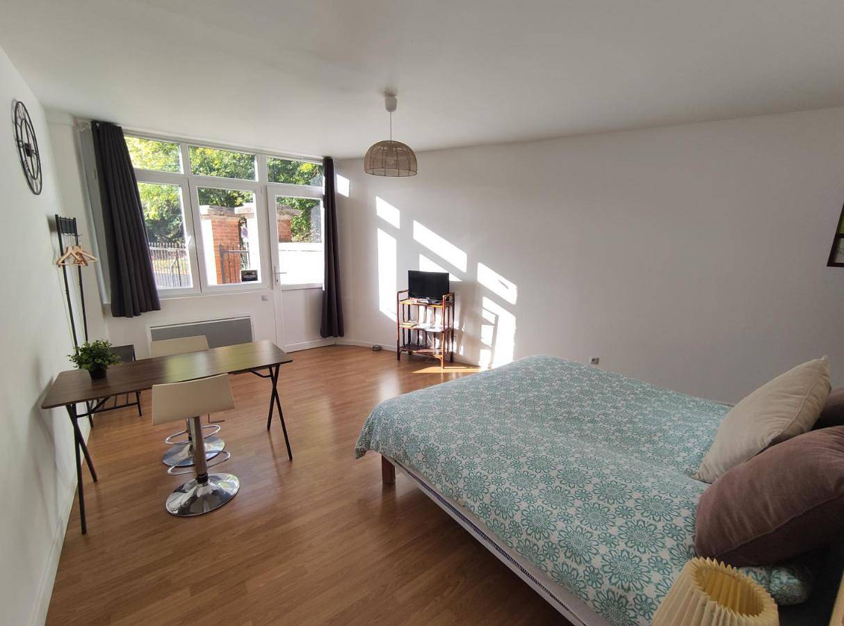 Appartement entier, L'Ecrin d'Emile - Grand Studio Meublé au Calme in Courpière, Parc Naturel Régional Livradois-Forez