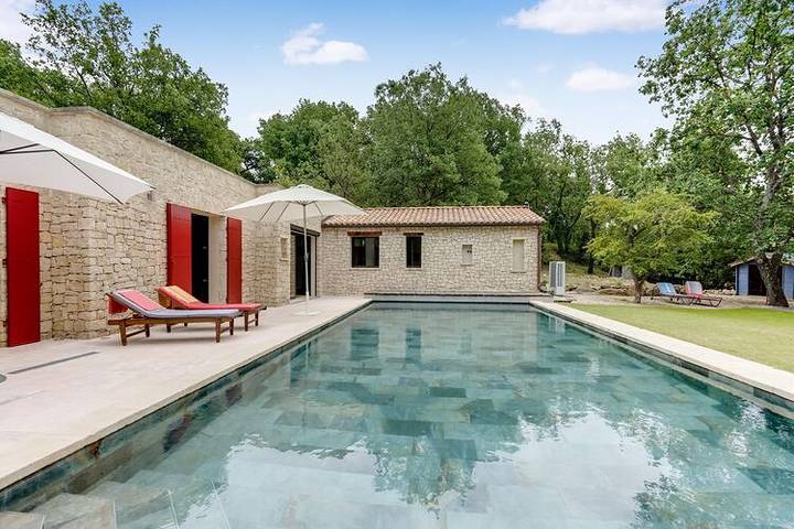 Gîte pour 4 personnes, avec piscine et terrasse