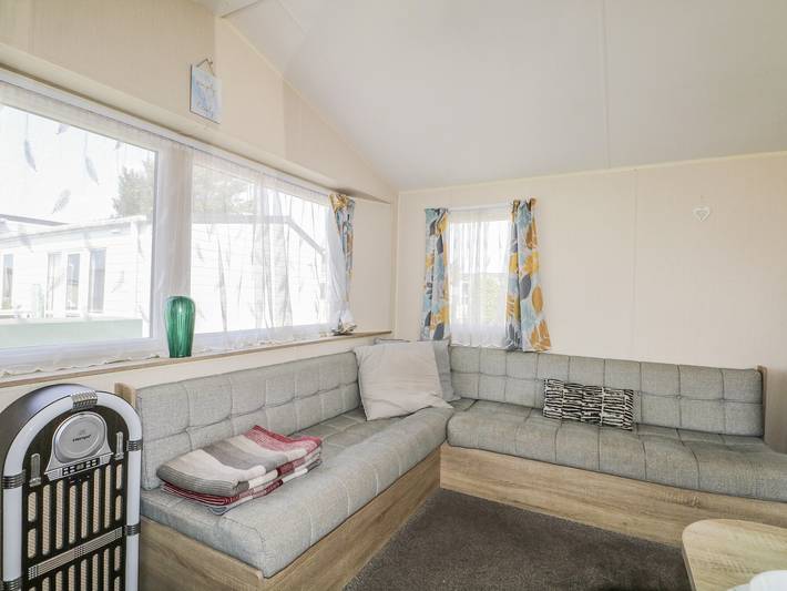 Caravan for 6 people, with pool and garden in Sussex