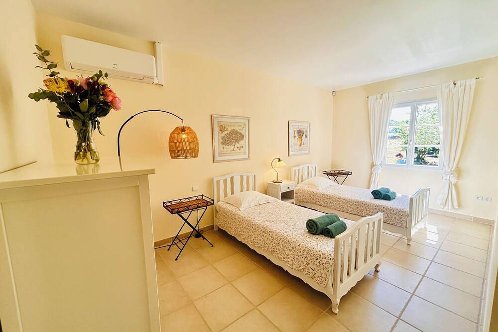 La Colline Villa with Heated Pool in Flaux, Nimes und Umgebung
