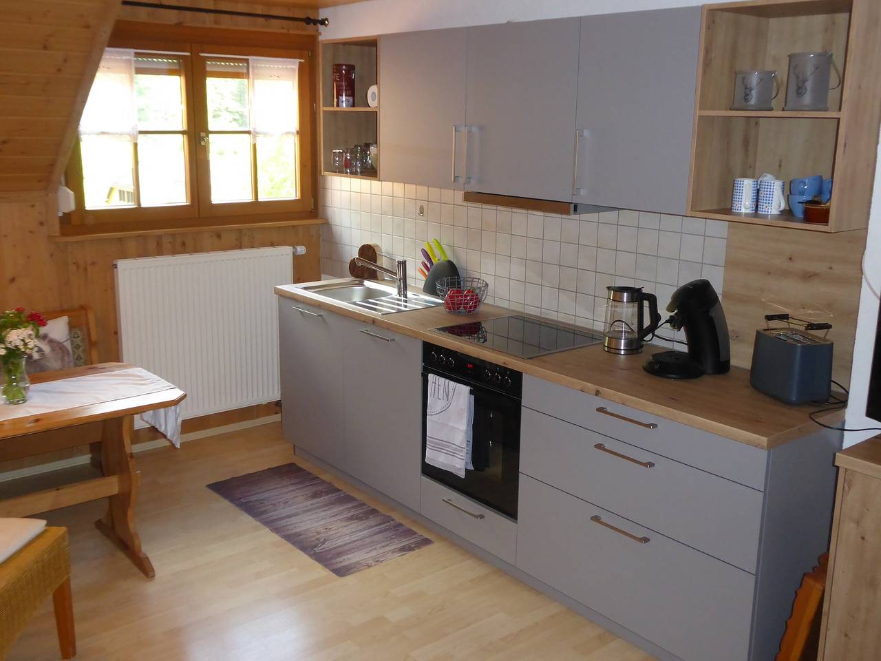 Apartamento entero, Apartamento 'Haus Am Rotwiesenbach' con vistas a la montaña, terraza privada y Wi-Fi in Todtnau, Selva Negra (zona sur)