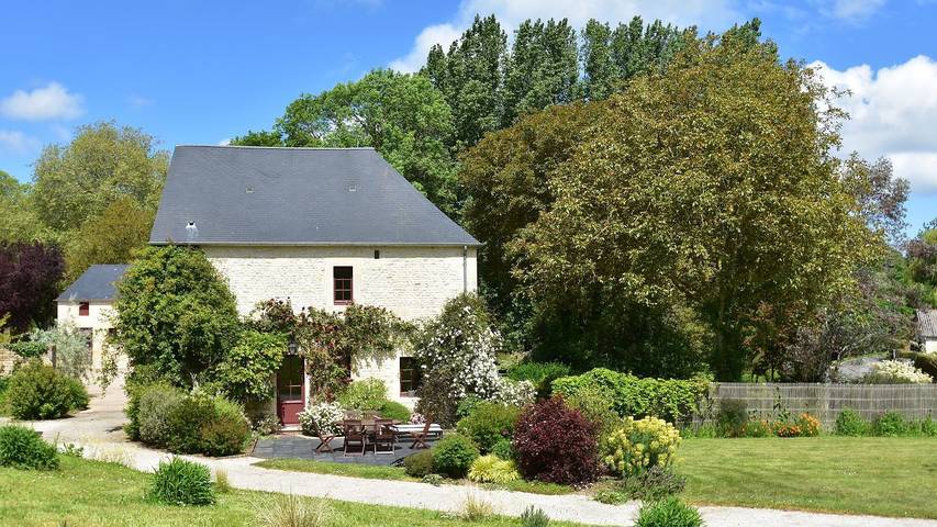 Gîte pour 8 personnes, avec jacuzzi et piscine ainsi que sauna et jardin à Lantheuil
