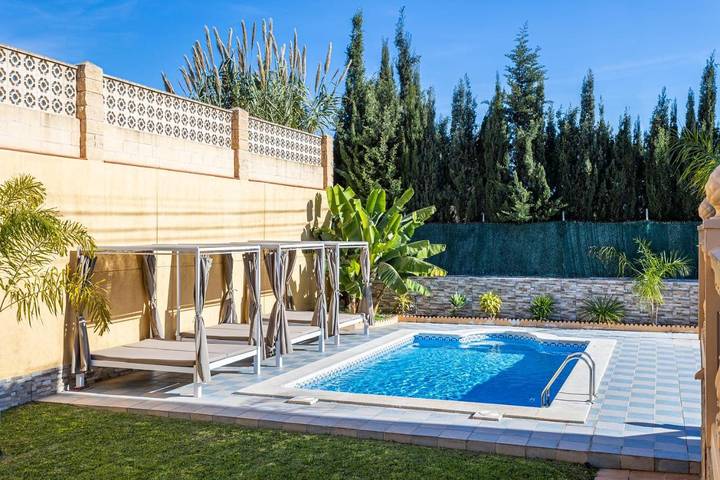 Chalet para 14 personas, con vistas además de jardín y piscina - 1