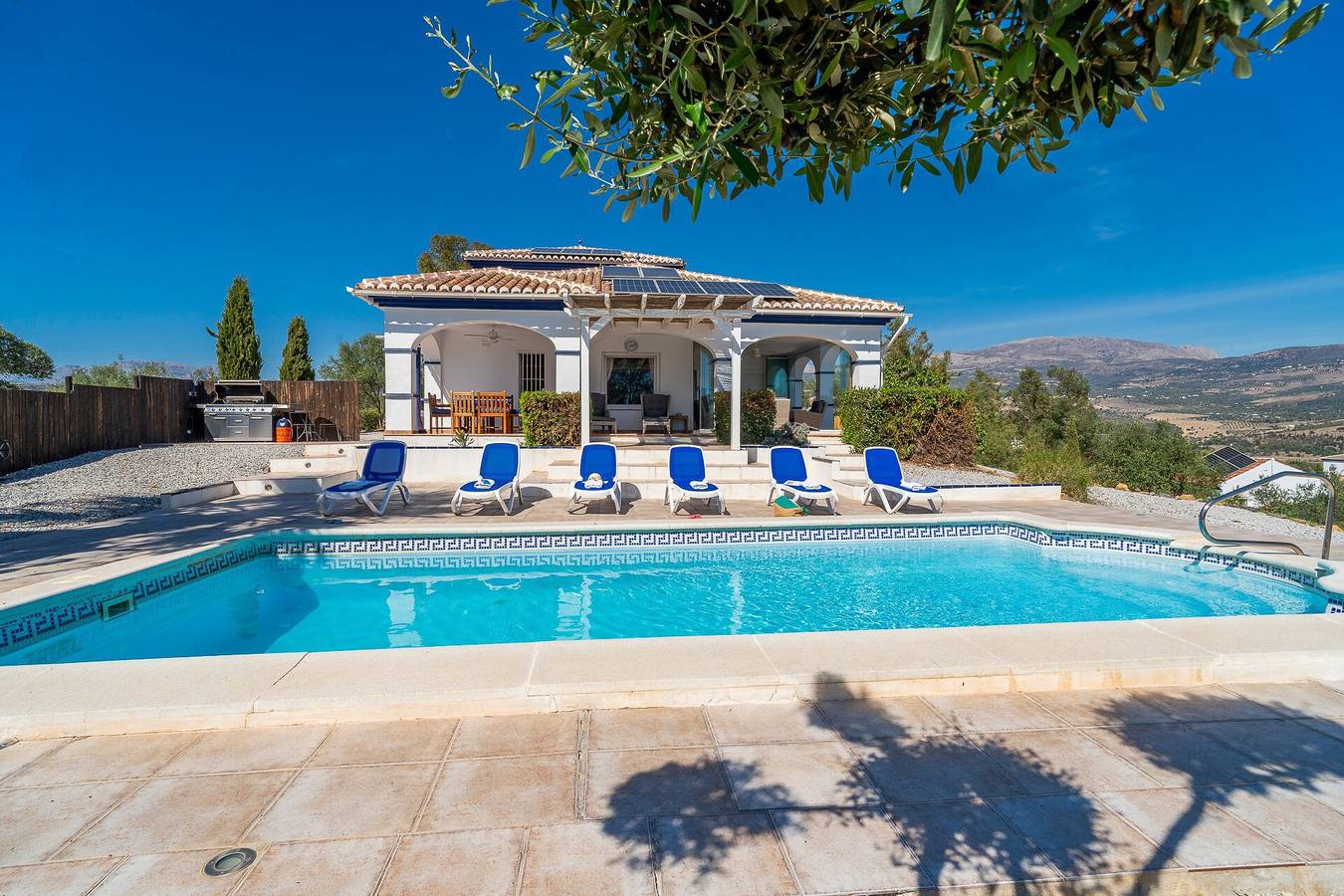 "Villa Las Alondras" con vistas al lago y a la montaña, piscina, jardín y Wi-Fi in Viñuela, Provincia de Málaga