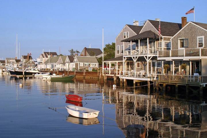 Vacation rental for 12 people, with terrace and yard in Nantucket Island