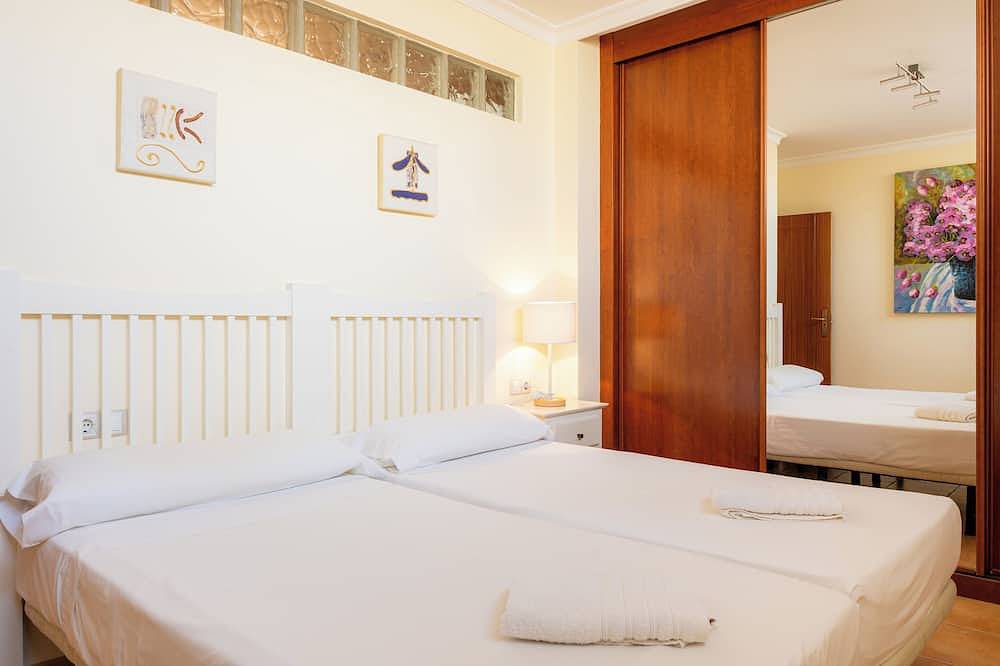 3 bedroom villa in quiet complex with swimming pools / private wifi / Uktv in Oasis Tamarindo, La Oliva