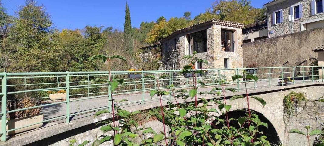 Location de vacances pour 6 personnes, avec vue et terrasse à Eygaliers