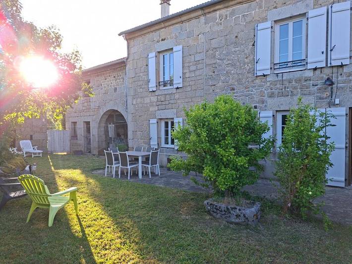 Location de vacances pour 6 personnes, avec terrasse dans La Villetelle