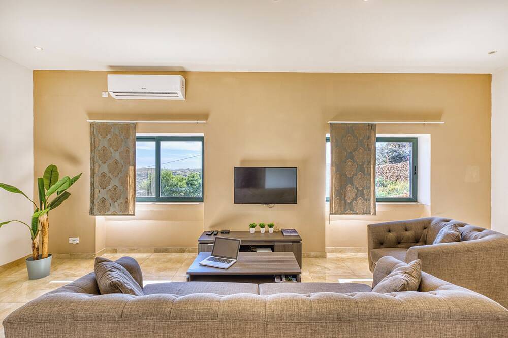 Ganze Wohnung, Moderne, geräumige Maisonette, Tal und Meerblick. Klimaanlage, Wi-Fi. in Xaghra, Gozo