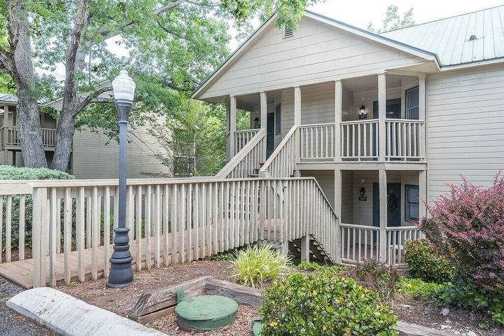 Vacation rental for 4 people, with hot tub and balcony as well as pool in Lake Lure