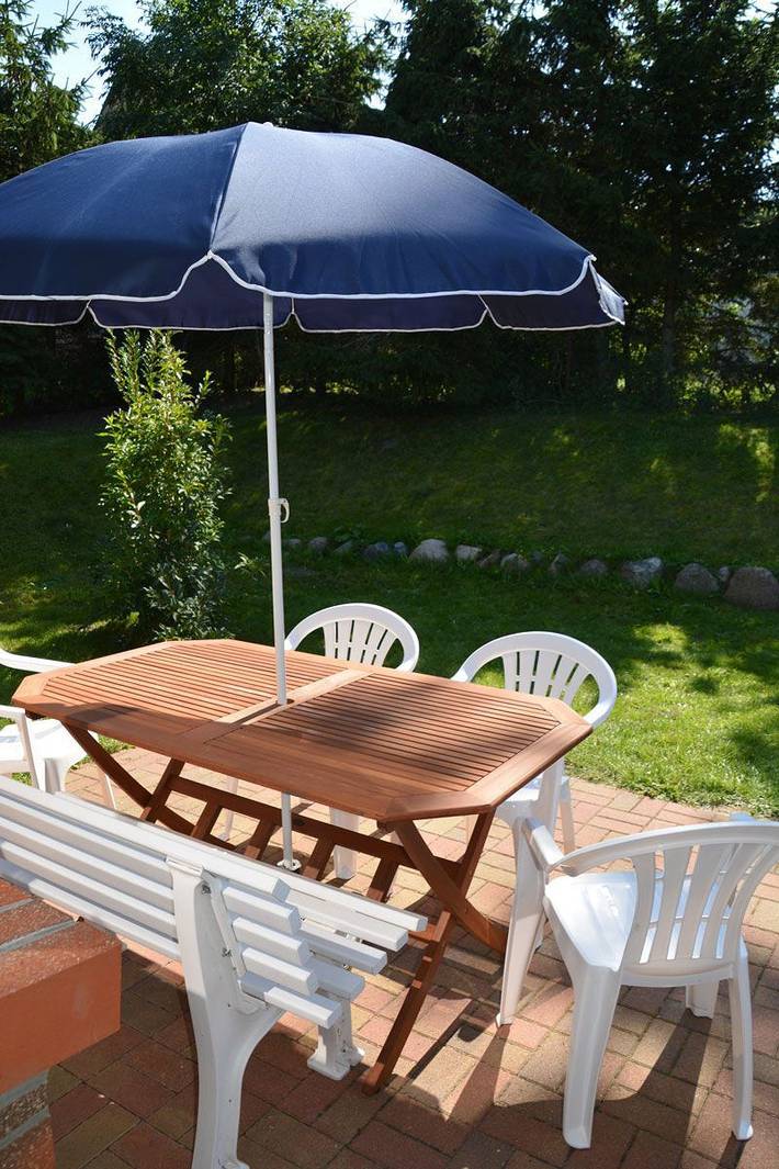 Ganze Wohnung, Nur 700m zum Ostseesandstrand, Wlan u Geschirrspüler, Terrasse mit Gartenmöbeln in Hauptstrand Glowe, Glowe