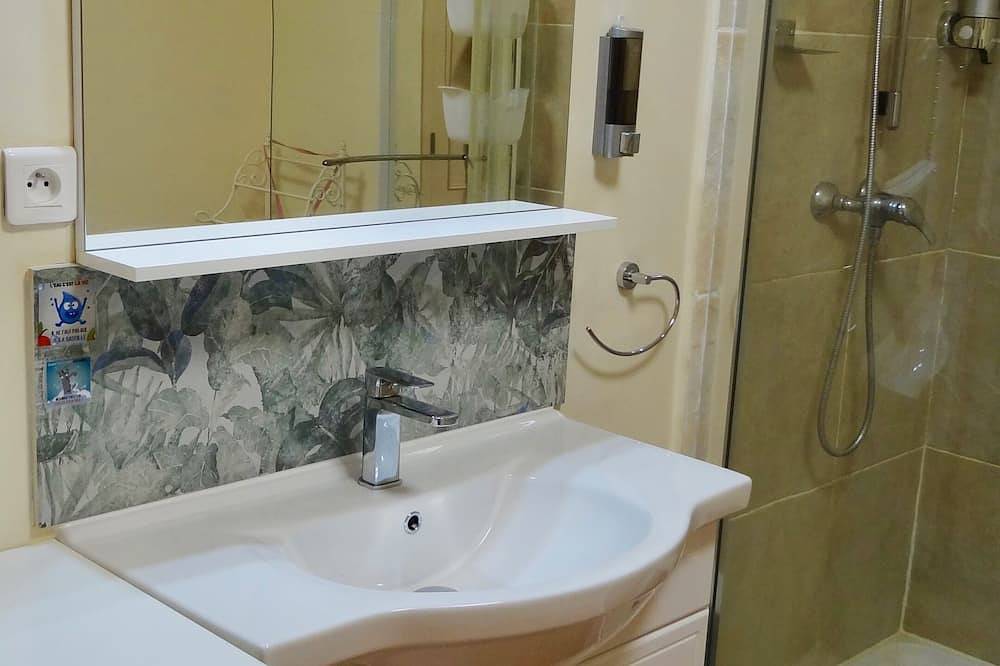 Apartamento entero, 4* air-conditioned gîte in the shade of olive trees, swimming pool overlooking the Luberon. in Saint-Saturnin-lès-Apt, Parque natural regional del Luberon