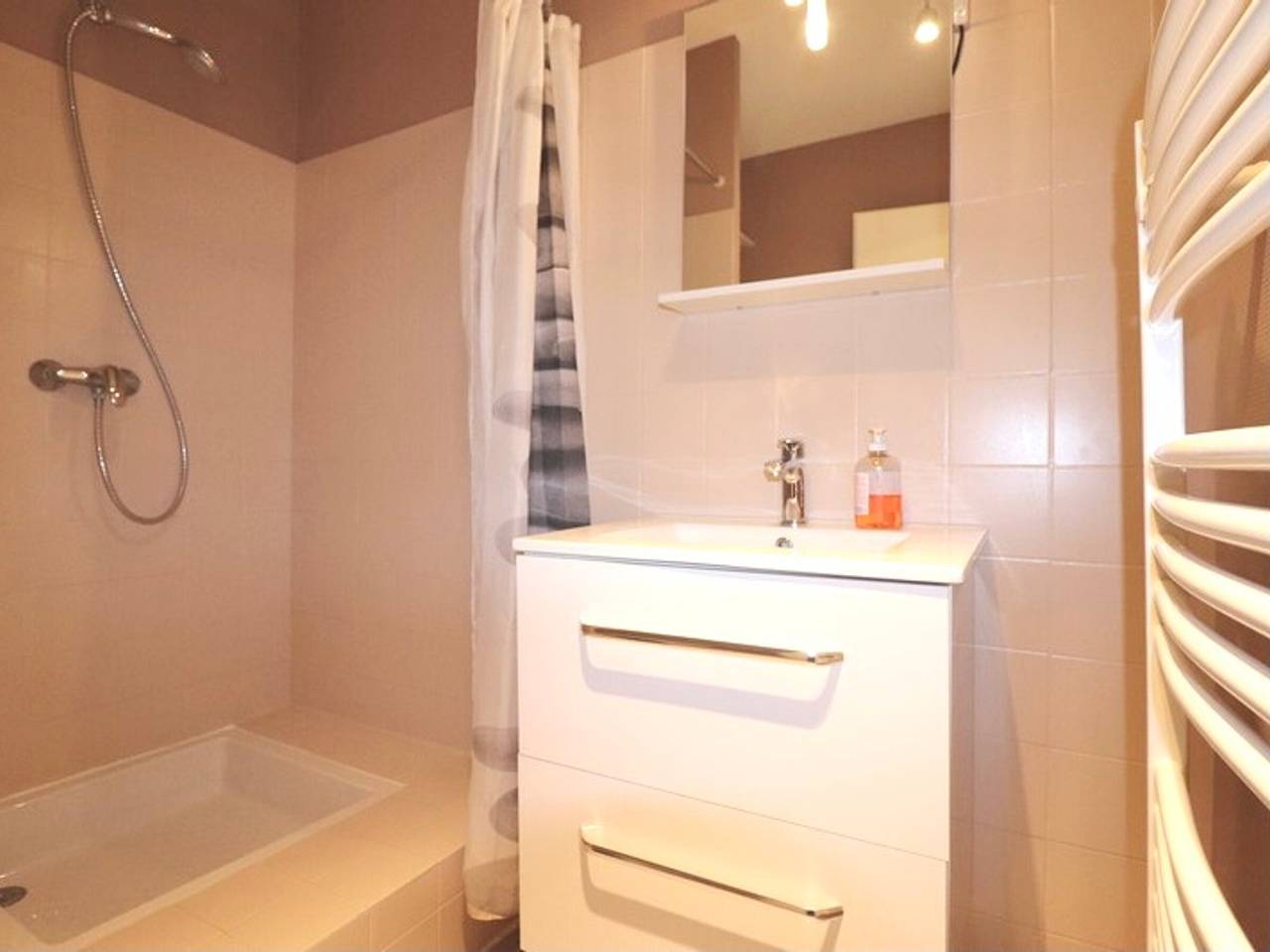 Estudio entero, Estudio renovado con terraza, parking y cerca de comercios en Annecy in Annecy, Annecy (commune)