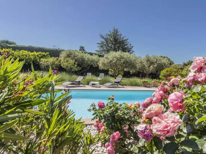 Location de vacances pour 4 personnes, avec terrasse et piscine à Villelaure