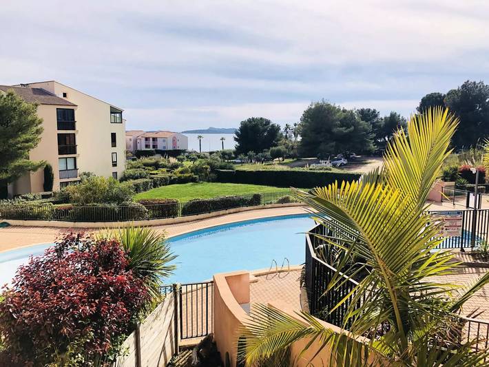 Appartement de vacances pour 4 personnes, avec terrasse ainsi que vue et piscine