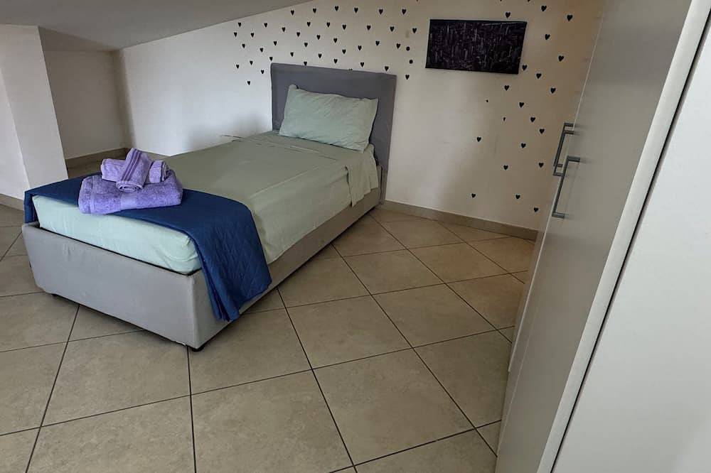 Entire apartment, Evaguesthouse, familyfriendly bilevel with a large terrace, 10 minutes from Rome in Marino, Parco Regionale dei Castelli Romani