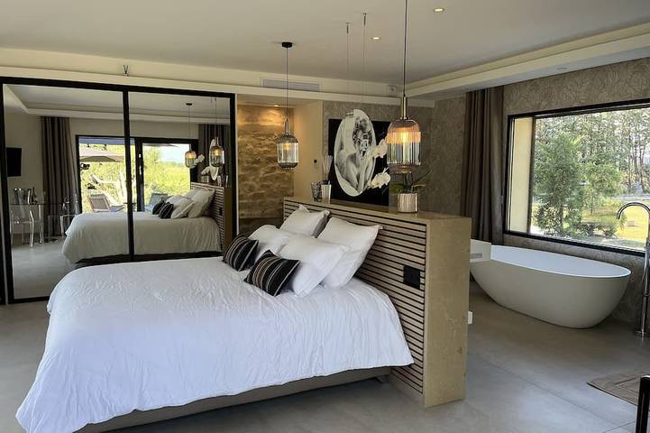 Location de vacances pour 2 personnes, avec jacuzzi ainsi que piscine et jardin à Caderousse - 2