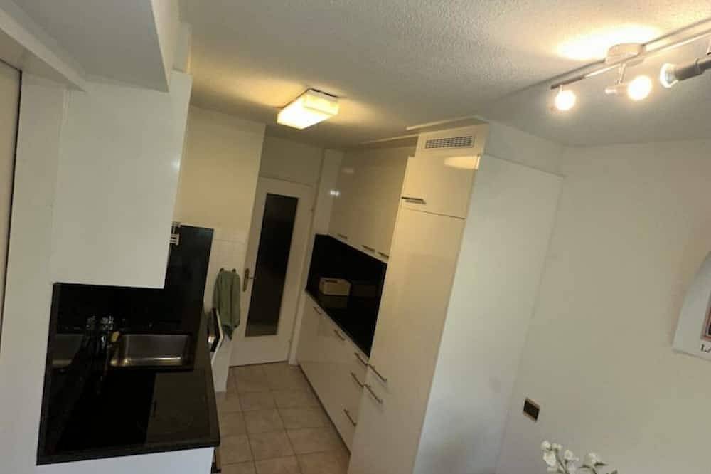 Ganze Wohnung, Cozy Furnished Room in Baden with Easy Transport Access in Baden (Aargau-Basel), Aargau-Basel