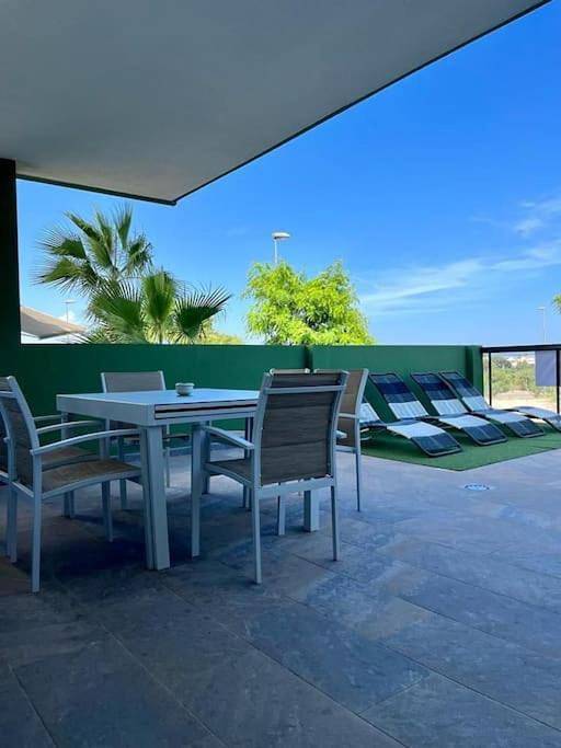 Ferienwohnung für 6 Personen, mit Kinderpool und Ausblick sowie Pool und Garten - 1