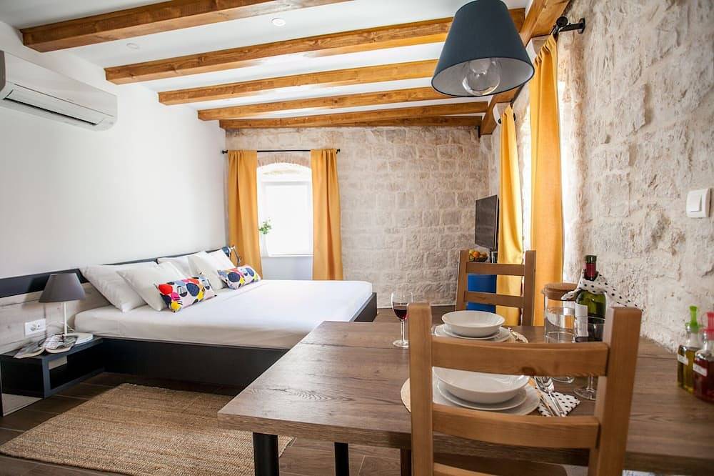 Ganze Wohnung, Geschmackvolles Studio in einem renovierten Steinhaus in Trogir, Ciovo