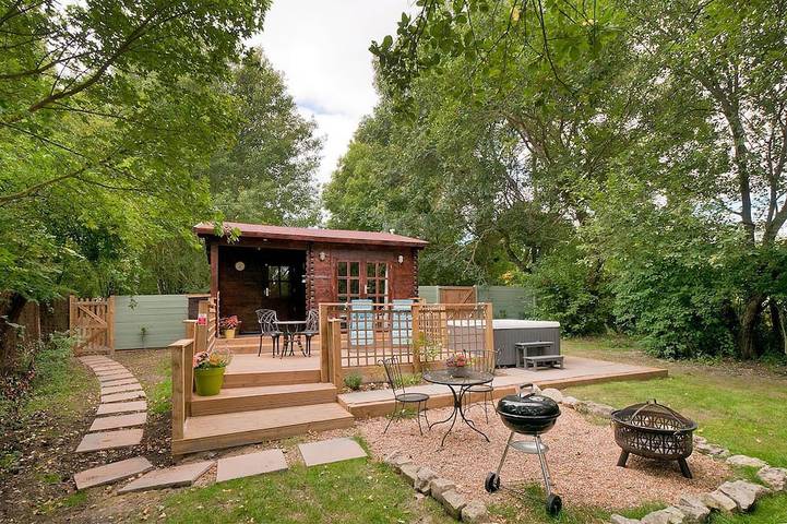 Holiday rental for 2 people, with balcony and hot tub as well as garden in Maidstone