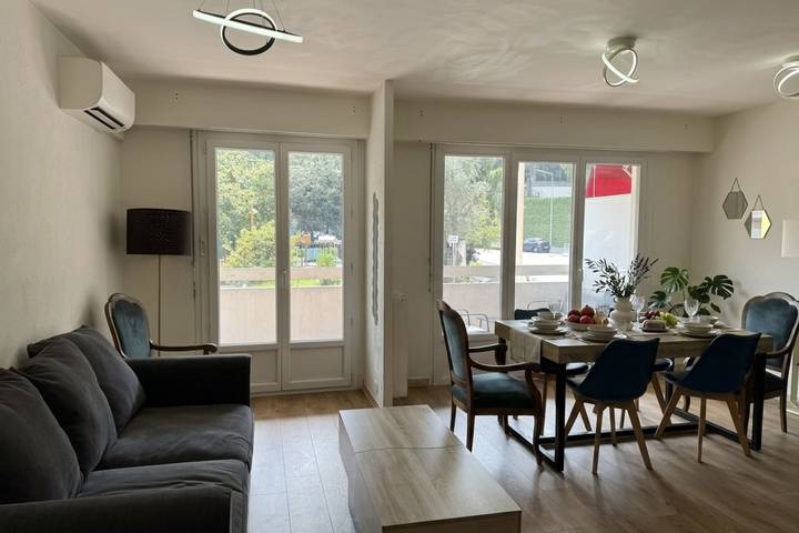 Entire apartment, Family apartment with terrace near the sea in Nice (France), Mediterranean Coast (France)