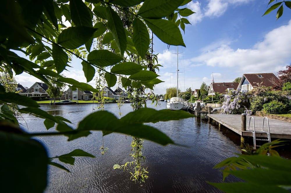 Urlaubsflucht mit privatem Anlegesteg in Friesland