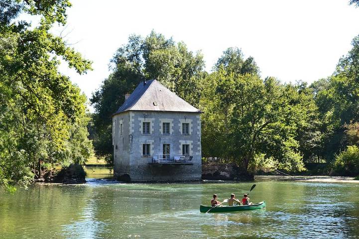 Gîte pour 4 personnes, avec jardin ainsi que piscine et terrasse à Monts