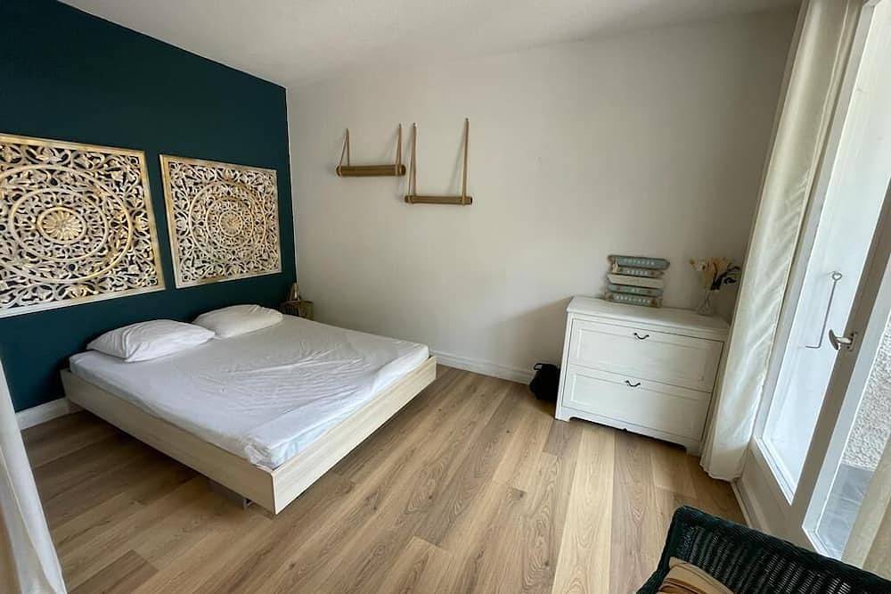 Appartement entier, Appartement climatisé à 2mn à pied de la plage de la Madrague tranche basse in Saint-Cyr-sur-Mer, Côte méditerranéenne (France)