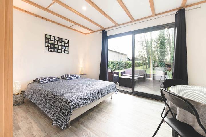 Gîte pour 4 personnes, avec terrasse et piscine ainsi que jardin et jacuzzi