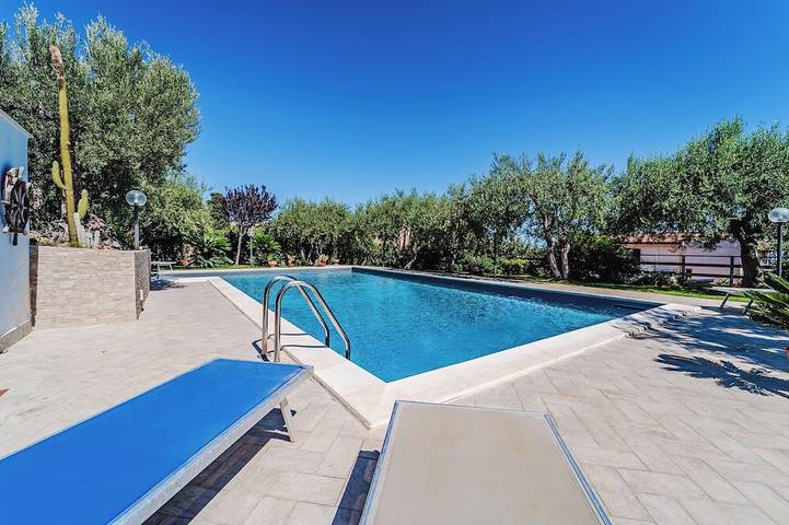 Villa with exclusive swimming pool 5 minutes from the sea in Altavilla Milicia, Palermo Province