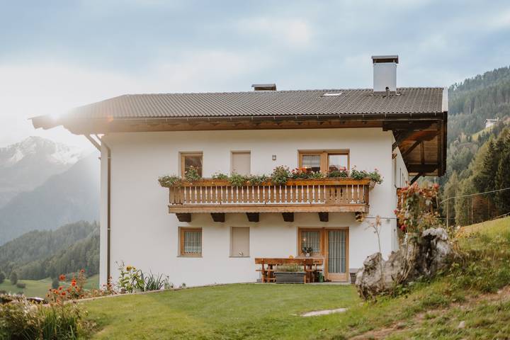 Ferienwohnung für 7 Personen, mit Balkon und Garten in Burggrafenamt