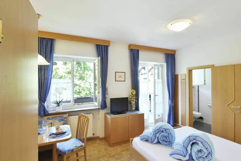Ganze Wohnung, Gemütliche Wohnung für 2 Gäste mit Pool,  W-Lan, Tv und Innenhof in Andrian, Nonsberggruppe