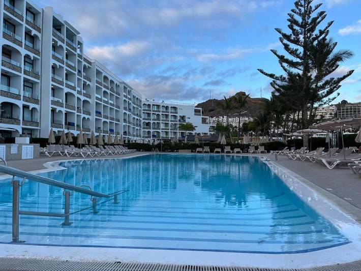 Apartamento para 3 personas, con vistas y jardín además de piscina para niños y piscina en Playa del Cura